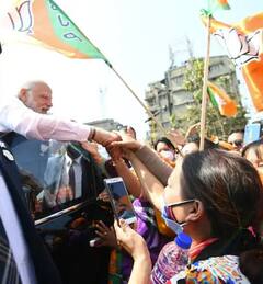 Photos: Manipur 'ਚ ਆਪਣੇ ਸਮਰਥਕਾਂ ਨੂੰ ਮਿਲੇ PM Modi, ਖਿਚਵਾਈ ਸੈਲਫੀ, ਵੇਖੋ ਤਸਵੀਰਾਂ