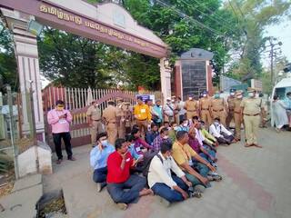 Madurai Corporation Election Results 2022:  வாக்கு எண்ணிக்கை செய்தி சேகரிக்க அனுமதி மறுப்பு - ஊடகத்தினர் சாலையில் அமர்ந்து போராட்டம்