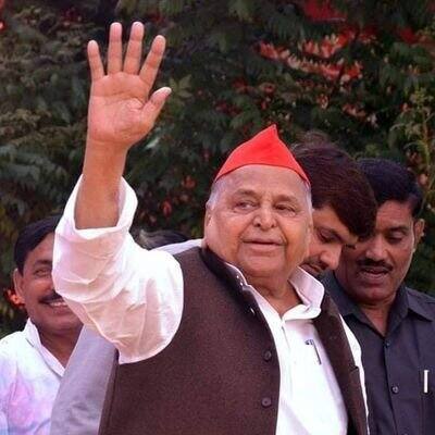 मुलायम सिंह यादव का परिवार देश का सबसे बड़ा राजनीतिक कुनबा कहलाता है. मुलायम को मिलाकर वो छह भाई बहन हैं. मौजूदा वक्त में वह और उनके भाई शिवपाल यादव राजनीति में सक्रिय हैं.