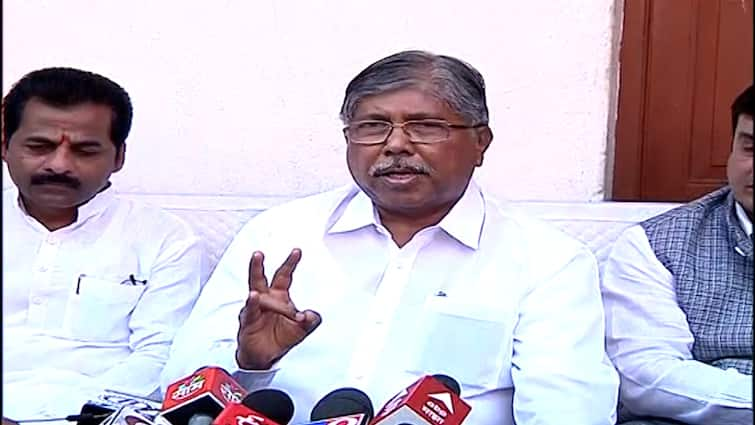 Chandrakant Patil news Bjp leader Chandrakant Patil criticism on shiv sena Chandrakant Patil : लाल किल्ल्यावर शिवसेनेचा भगवा फडकवण्याची स्वप्ने बघू नका, चंद्रकांत पाटलांचा टोला