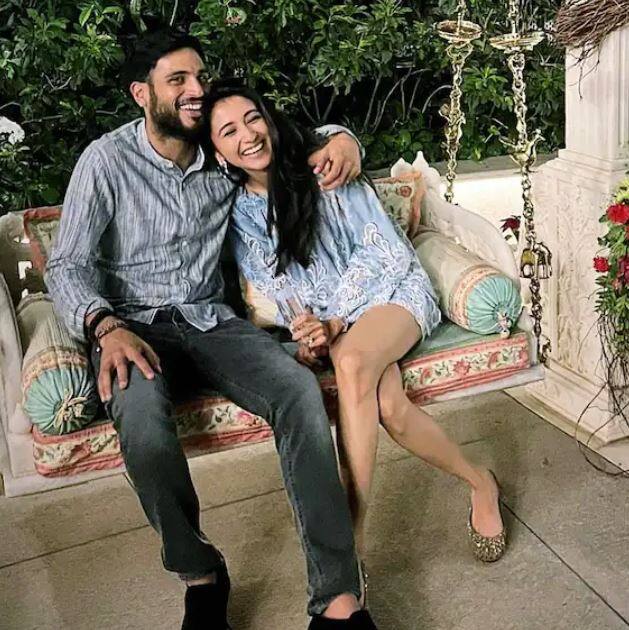 ਵਾਇਰਲ ਹੋ ਰਹੀਆਂ ਤਸਵੀਰਾਂ 'ਚ ਤੁਸੀਂ ਸ਼ਵੇਤਾ ਨੰਦਾ, ਉਨ੍ਹਾਂ ਦੀ ਬੇਟੀ ਨਵਿਆ ਨਵੇਲੀ ਨੰਦਾ, ਜਯਾ ਬੱਚਨ, ਅਭਿਸ਼ੇਕ ਬੱਚਨ ਅਤੇ ਅਮਿਤਾਭ ਬੱਚਨ ਨੂੰ ਦੇਖ ਸਕਦੇ ਹੋ।