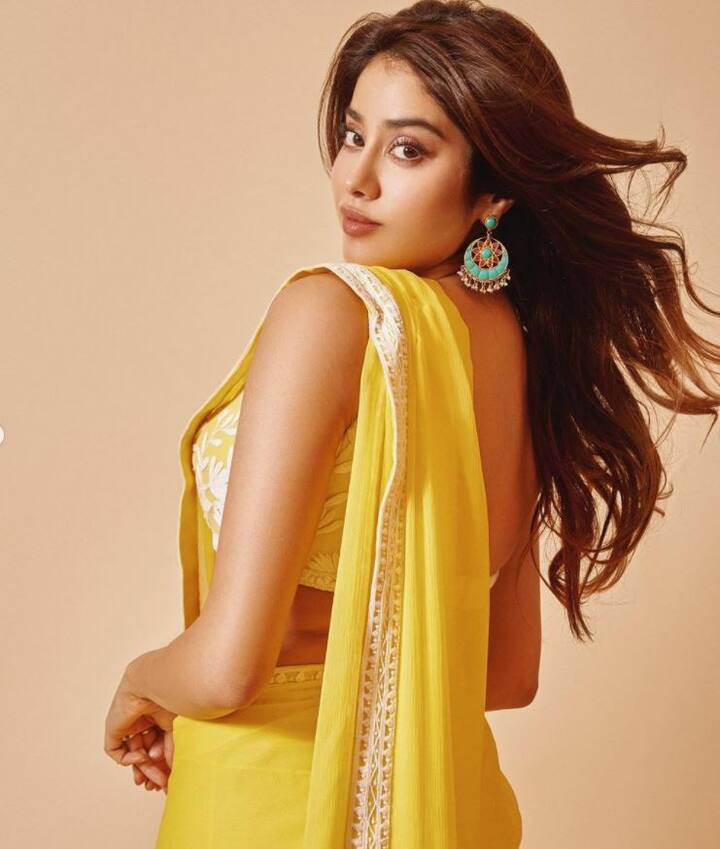 હાલમાં જાન્હવી કપૂરનો સાડી લૂક ખૂબ જ વાયરલ થયો છે. જાન્હવી કપૂર સાડીમાં ખૂબ જ શાનદાર લાગી રહી છે. એક્ટ્રેસનો સાડી લૂક ફેન્સને ખૂબ જ પસંદ આવી રહ્યો છે.