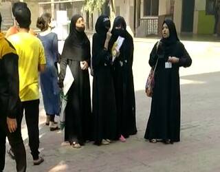 સુરતની પી.પી.સવાણી સ્કૂલમાં કેટલીક વિદ્યાર્થિનીઓ હિજાબ પહેરીને આવતા વિવાદ
