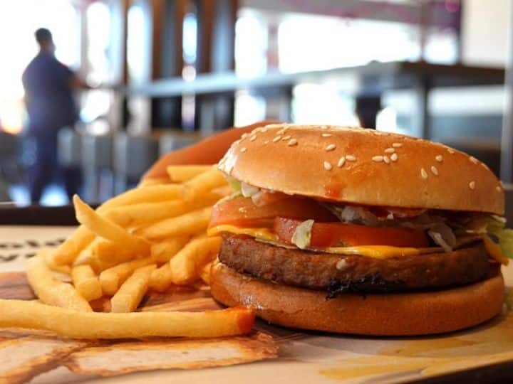 Woman Finds McDonald’s Burger In Wardrobe 5 Years After She Bought It. It Still Looks The Same Woman Finds McDonald’s Burger In Wardrobe 5 Years After She Bought It. It Still Looks The Same