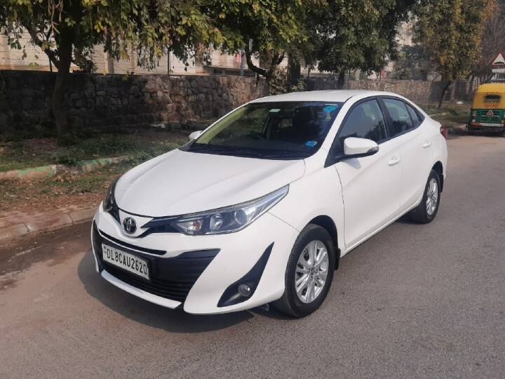इसके बाद जब आपका टायर (Tyre) हवा में उठ जाए और आपको लगे कि अब उसे बाहर निकाल जा सकता है तो पाने की मदद से अपने टायर के नट बोल्ट खोलें और टायर को गाड़ी से बाहर निकाल लें.