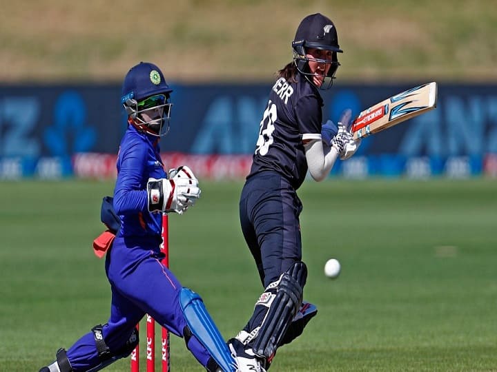 NZ W Vs IND W: Richa Ghosh Fifty In Vain As New Zealand Women Beat India Wonen By 63 Runs NZ (W) Vs IND (W) 4th ODI:  चौथ्या एकदिवसीय सामन्यातही भारताची निराशाजनक कामगिरी, न्यूझीलंडचा 63 धावांनी विजय