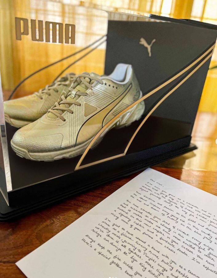 Cricketer Yuvarajsinh gifted Golden shoes to Virat kohali and write letter વિરાટને ગોલ્ડન શૂઝ ભેટમાં આપીને ક્યા મહાન ક્રિકેટરે લખ્યું, મેરે લિયે તુ ચીકુ હી રહેગા, દુનિયા કે લિયે કિંગ કોહલી...