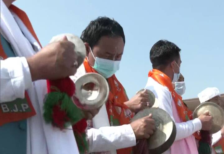 पीएम मोदी ने कहा- कांग्रेस ने कभी आपके सामर्थ्य पर विश्वास नहीं किया, आपसे स्नेह नहीं किया. आज भी कांग्रेस के नेता यहां आकर बड़ी-बड़ी बातें करते हैं. लेकिन दूसरे राज्यों में जाते ही पूर्वोत्तर की संस्कृति, पूर्वोत्तर के पहनावे का मजाक उड़ाते हैं.