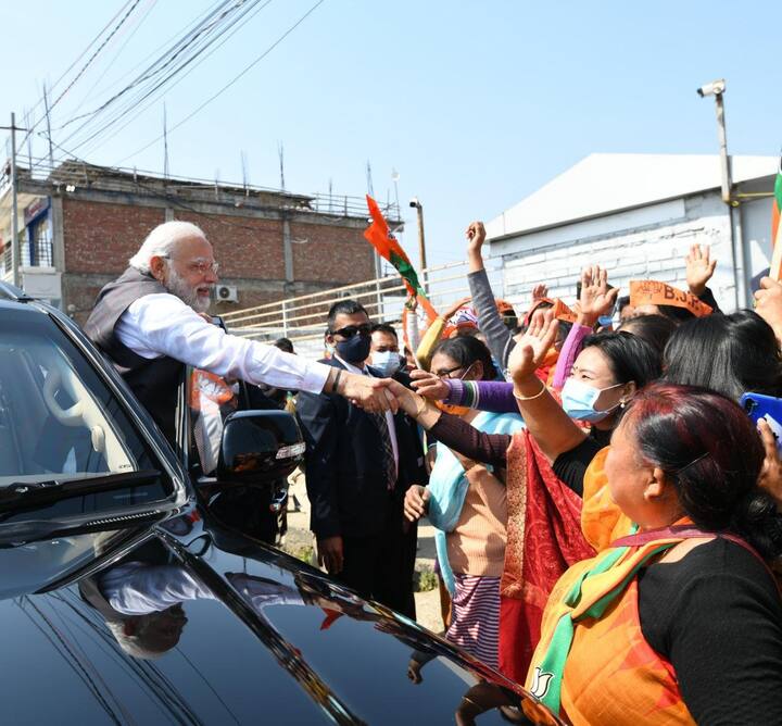 हिंगांग में जनसभा को संबोधित करते हुए पीएम मोदी ने जमकर कांग्रेस पर हमले किए. पीएम मोदी ने कहा कि दशकों के कांग्रेस शासन में मणिपुर को असमानता और असंतुलित विकास ही मिला, लेकिन बीते 5 वर्षों में बीजेपी की डबल इंजन की सरकार ने मणिपुर के विकास का पूरी ईमानदारी से प्रयास किया है.