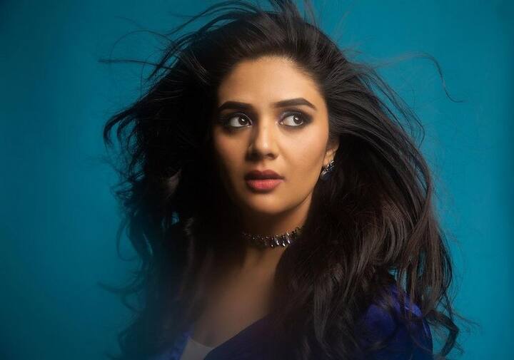 అందులో ఈ ఫొటో తన ఫేవరెట్ అని చెప్పింది.(Photo Courtesy: Sreemukhi Instagram)