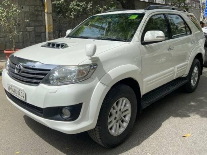 अगर आपकी कार का टायर पंचर (Tyre Puncture) हो गया है तो सबसे पहले आप अपनी कार सड़क के किनारे लगाएं.