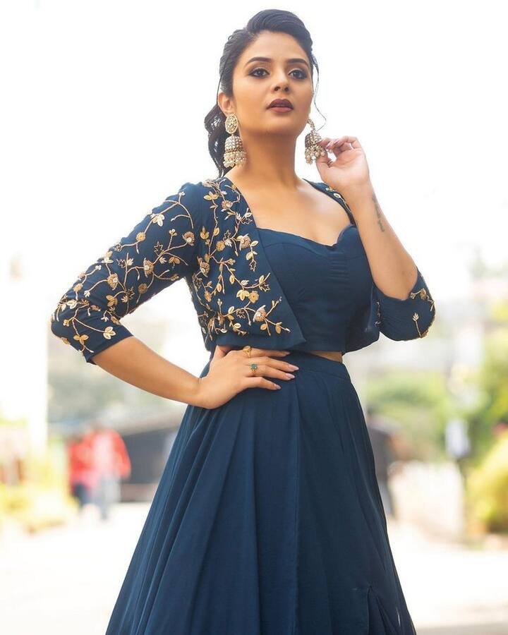 రీసెంట్ గా ఈ బ్యూటీ నటించిన 'క్రేజీ అంకుల్స్' సినిమా ప్రేక్షకుల ముందుకు వచ్చింది. (Photo Courtesy: Sreemukhi Instagram)