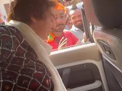 Watch: प्रियंका गांधी ने बीजेपी की रैली से लौट रहे लोगों को बांटी घोषणापत्र की कॉपी, ली सेल्फी