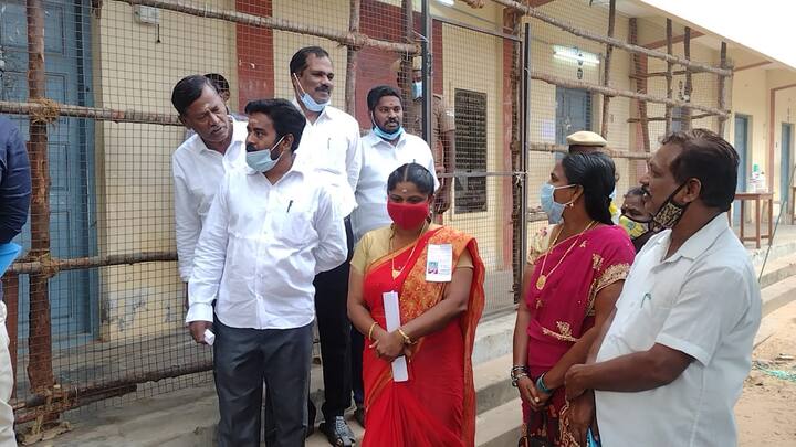 அறை திறக்கப்படாததால், வெளியில் காத்திருக்கும் வேட்பாளர்கள்