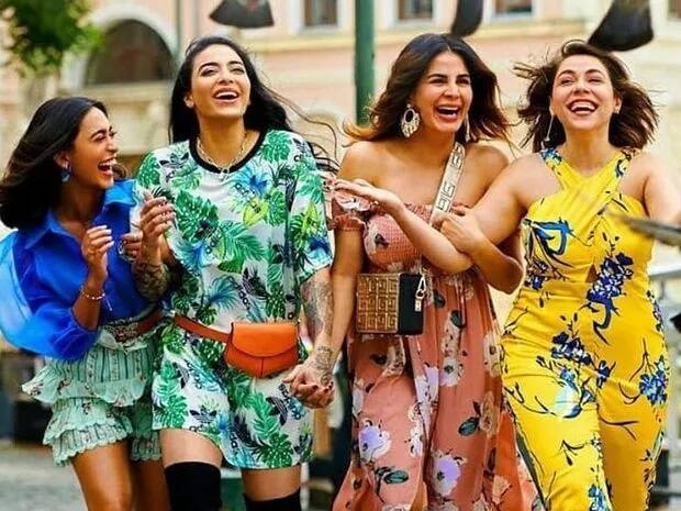 'Four More Shots Please' अपने नए सीजन के साथ जल्द ही दस्तक देने की तैयारी में है. इन दिनों शूटिंग अपने अंतिम पड़ाव पर है, इसे आप अमेजॉन प्राइम पर देख सकते हैं.