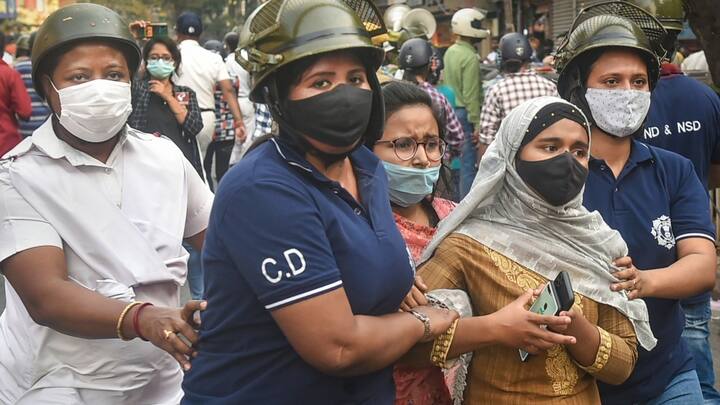দীর্ঘক্ষণ ধরে মিছিল আটকানোর চেষ্টার পর অবশেষে সাফল্য পায় পুলিশ। পড়ুয়াদের মিছিল ছত্রভঙ্গ করে বিশাল পুলিশবাহিনী।