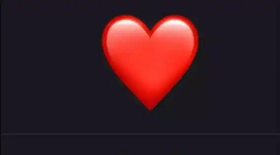 Red Heart:  हा इमोजी प्रेम व्यक्त करण्यासाठी वापरण्यात येतो.