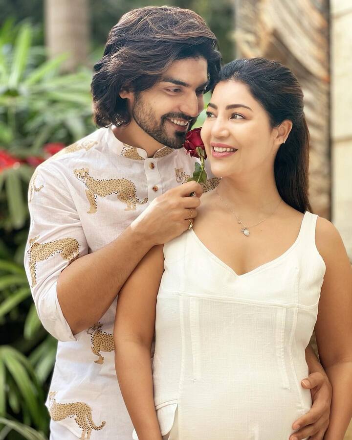 2004मध्ये याच मालिकेच्या सेटवर त्याची देबिनाशी भेट झाली. देबिनाने ‘रामायणा’त सीतेची भूमिका साकारली होती. बराच काळ रिलेशनशिपमध्ये राहिल्यानंतर दोघांनी 2011 मध्ये लग्न केले. दोघांनीही त्यांचे संघर्षाचे दिवस एकत्र पाहिले आहेत. लवकरच गुरमीत आणि देबिना आई-बाबा होणार आहेत. देबिनाचे फोटो सोशल मीडियावर व्हायरल होत आहेत. फोटोत दोघेही आनंदी दिसत आहेत. सोशल मीडियावर ही आनंदाची बातमी शेअर करत गुरमीतने लिहिले आहे, 