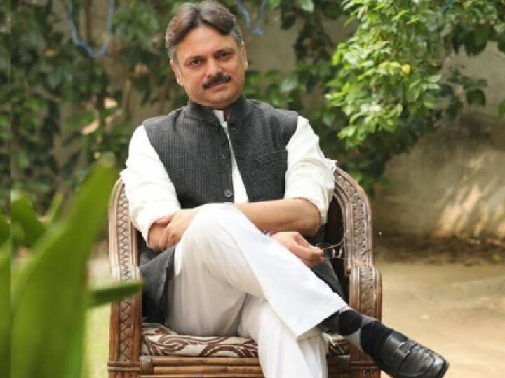 राजेश्वर सिंह पर भी इस बार सबकी नजर है. इन्हें बीजेपी ने लखनऊ की सरोजनी नगर सीट से मौजूदा विधायक स्वाति सिंह का टिकट काटकर उतारा है. राजेश्वर सिंह ईडी के जॉइंट डायरेक्टर रह चुके हैं. इन्होंने वीआरएस लेकर बीजेपी जॉइन की थी.