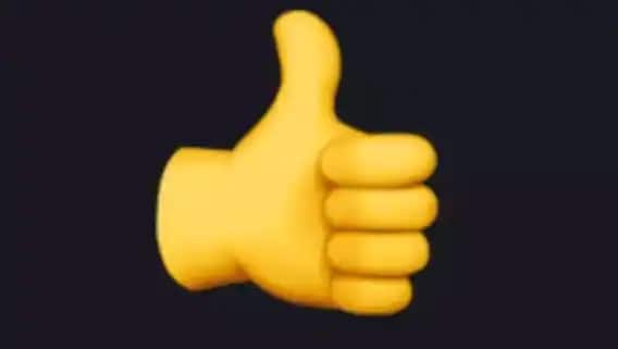 Thumbs up: एखाद्या गोष्टीला आपला होकार आहे हे दाखवण्यासाठी हा इमोजी वापरण्यात येतो.