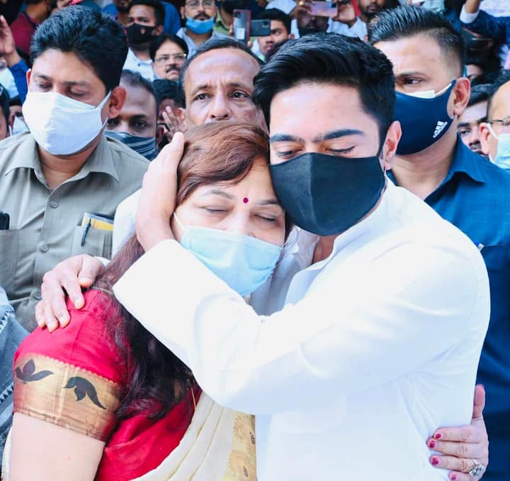 গত ২০ ফেব্রুয়ারি রাজ্যের মন্ত্রী সাধন পাণ্ডের প্রয়াণ হয়। বয়স হয়েছিল ৭১ বছর। দীর্ঘদিন ধরে কিডনির অসুখে ভুগছিলেন। মাসকয়েক ধরে ভর্তি ছিলেন মুম্বইয়ের হাসপাতালে। এদিন সকালে জীবনাবসান। মুম্বই থেকে সেদিনই কলকাতায় আনা হয় মরদেহ।