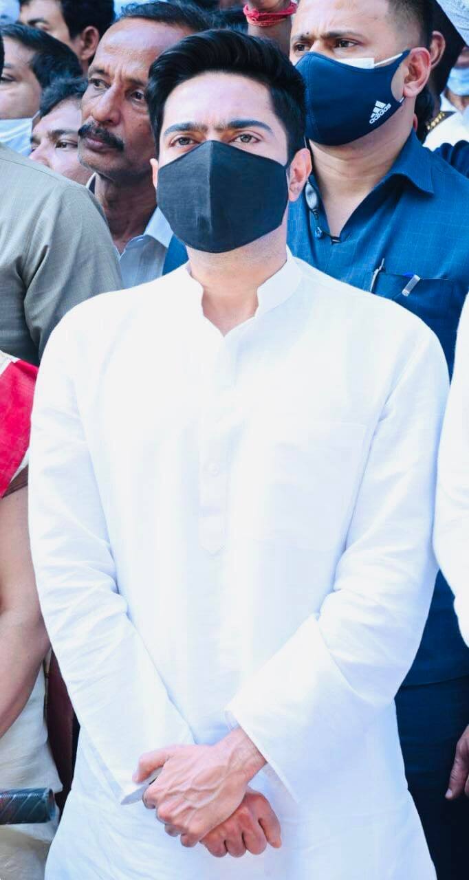 নিমতলা মহাশ্মশানে সাধন পাণ্ডের শেষকৃত্য। প্রয়াত মন্ত্রীকে গান স্যালুটে শ্রদ্ধাজ্ঞাপন। আজ সকালে পিস ওয়ার্ল্ড থেকে দেহ নিয়ে প্রথমে যাওয়া হয় কাঁকুড়গাছির বাড়িতে। এরপর গোয়াবাগানের পৈত্রিক বাড়ি ঘুরে বিধানসভায় নিয়ে যাওয়া হয় সাধন পাণ্ডের মরদেহ।