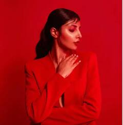 'ਮਿਰਜ਼ਾਪੁਰ' ਦੀ ਭੋਲੀ-ਭਾਲੀ ਡਿੰਪੀ ਪੰਡਿਤ ਨੂੰ ਅਸਲ ਜ਼ਿੰਦਗੀ 'ਚ ਦੇਖ ਕੇ ਹੋ ਜਾਓਗੇ ਹੈਰਾਨ, ਲਾਲ ਡ੍ਰੈੱਸ 'ਚ ਇਹ ਰੂਪ ਦੇਖ ਹੋ ਜਾਵੋਗੇ ਦੀਵਾਨੇ