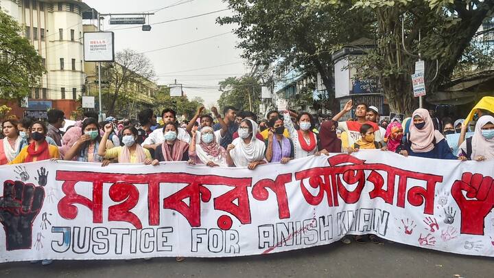 আলিয়া বিশ্ববিদ্যালয়ের ছাত্রনেতা আনিস খানের রহস্যমৃত্যুর প্রতিবাদে রাস্তায় বিশ্ববিদ্যালয়ের পড়ুয়ারা। আনিসের মৃত্যুর ঘটনায় দোষীদের গ্রেফতার ও শাস্তির দাবিতে মঙ্গলবার কলকাতায় মহাকরণ অভিযান। প্রতিবাদে সামিল যাদবপুর ও প্রেসিডেন্সি বিশ্ববিদ্যালয়ের পড়ুয়ারাও।