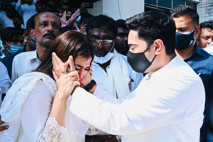১৯৯৯ সালে কংগ্রেস ছেড়ে তৃণমূলে যোগ দেন সাধন পাণ্ডে। ২০১১ থেকে তিনি মানিকতলার বিধায়ক। দীর্ঘদিন ধরে ক্রেতা সুরক্ষা ও স্বনিযুক্তি দফতরের দায়িত্ব সামলেছেন।