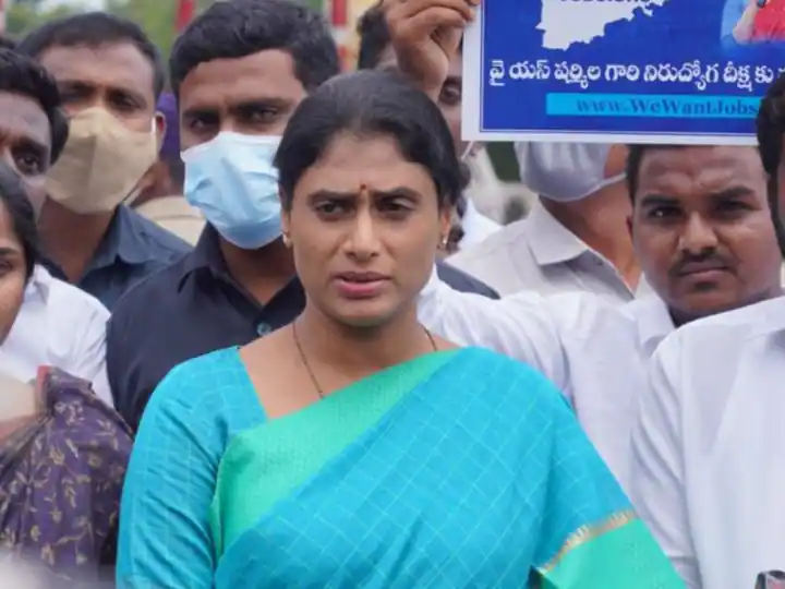 YSRTP Chief YS Sharmila Takes Dig At TRS Govt's 'Bangaru Telangana', Says 'It's Feudalistic Telangana' YSRTP Chief YS Sharmila Takes Dig At TRS Govt's 'Bangaru Telangana', Says 'It's Feudalistic Telangana'
