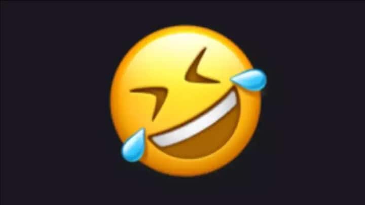 Rolling on the floor laughing: यह इमोजी इंटरनेट के संक्षिप्त नाम ROFL का प्रतिनिधित्व करता है। यह एक बहुत ही मजेदार स्थिति को रिप्रजेंट करता है, जो चेहरे के साथ खुशी के आँसू हैं.