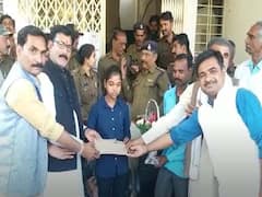 MP News: 6वीं क्लास की छात्रा ने पेश की इमानदारी की अनूठी मिसाल, 7 लाख के जेवरों से भरा बैग मालिक को लौटाया