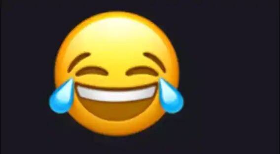 Face with tears of joy : अश्रूंसह हास्याचा गडगडाट  थोडक्यात एखाद्या विनोदावर हा इमोजी वापरण्यात येतो