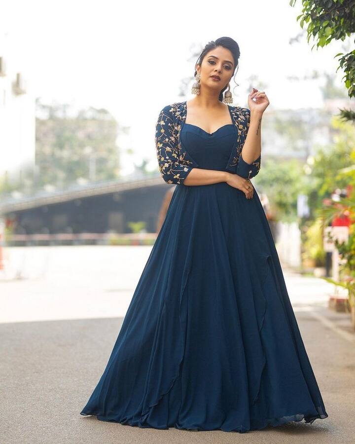 ప్రస్తుతం ఈ బ్యూటీ కొన్ని సినిమాల్లో క్యారెక్టర్ ఆర్టిస్ట్ గా కనిపించనుంది. (Photo Courtesy: Sreemukhi Instagram)