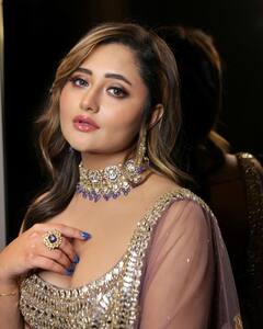 रश्मीच्या ग्लॅमरस अदा; चाहते झाले फिदा!