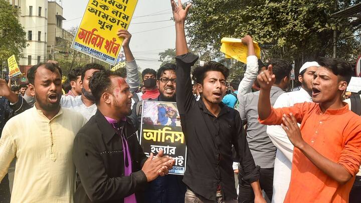 কিন্তু হঠাৎ বদল হয় মিছিলের গতিপথে। মৌলালি থেকে পড়ুয়াদের ওই মিছিল ঘুরে যায় শিয়ালদার দিকে।