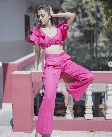 तेजस्वी ने कुछ लेटेस्ट फोटोज़ इंस्टाग्राम पर शेयर की हैं जिनमें वो सूरज की किरणों के साथ खेलती दिख रही हैं.