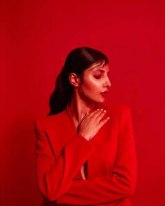 'मिर्जापुर' की भोली-भाली डिम्पी पंडित को रियल लाइफ में देख हो जाएंगे हैरान, रेड ड्रेस में ये अवतार देख हो जाएंगे दीवाने