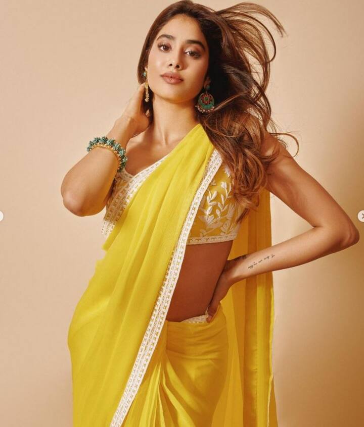 બોલિવૂડે અક્ટ્રેસ જાન્હવી કપૂરે ‘ધડક’ ફિલ્મથી બોલિવૂડમાં એન્ટ્રી કરી હતી. ત્યારથી તે આકર્ષણનું કેન્દ્ર બની રહી છે. જાન્હવી  નેટફ્લિક્સ પર રજૂ થયેલી ગુંજન સક્સેના - કારગિલ ગર્લમાં જોવા મળી હતી. આ ફિલ્મમાં તેની જોરદાર એક્ટીંગથી તેમણે ખૂબ પ્રશંસા મેળવી હતી.