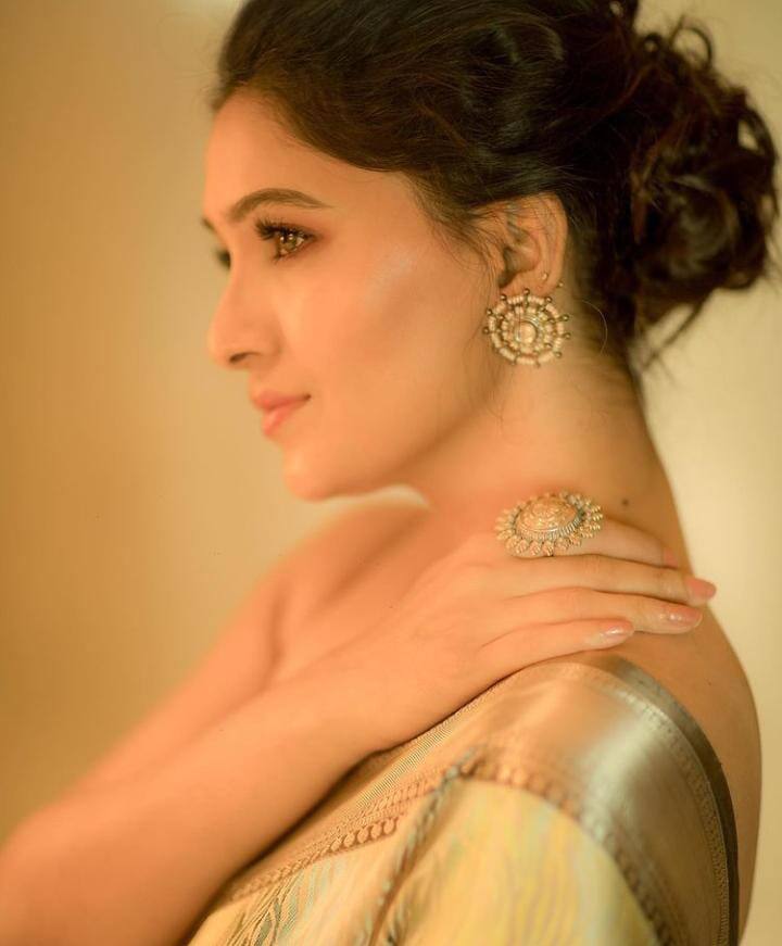 நீ கட்டும் வேட்டி மடிப்புல நா மயங்கி போனேனே