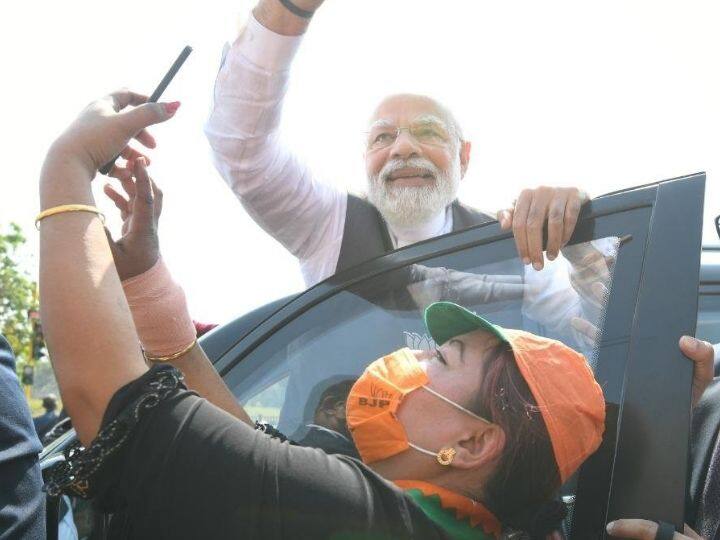 Prime Minister Narendra Modi met and greeted BJP supporters in Manipur today. He addressed a public meeting in Yaiskul, Manipur. The rally began at 11 am. Photo: Twitter/@ANI