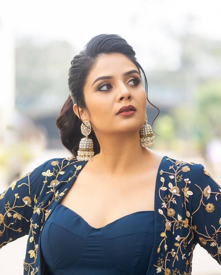 అప్పుడప్పుడు కొన్ని ఈవెంట్స్ లో.. టీవీ షోలలో కనిపిస్తుంది. (Photo Courtesy: Sreemukhi Instagram)