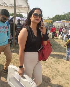 UP Election 2022: नए लुक में नजर आईं पीली साड़ी वाली पोलिंग अधिकारी रीना द्विवेदी, तेजी से वायरल हो रहीं ये तस्वीरें