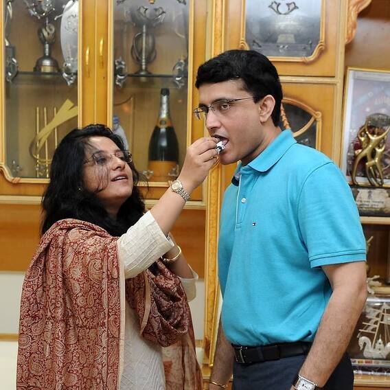 ক্রিকেট মাঠে নাটকীয় প্রত্যাবর্তনের দেশেই বিয়ের ২৫ বছর কাটল সৌরভের