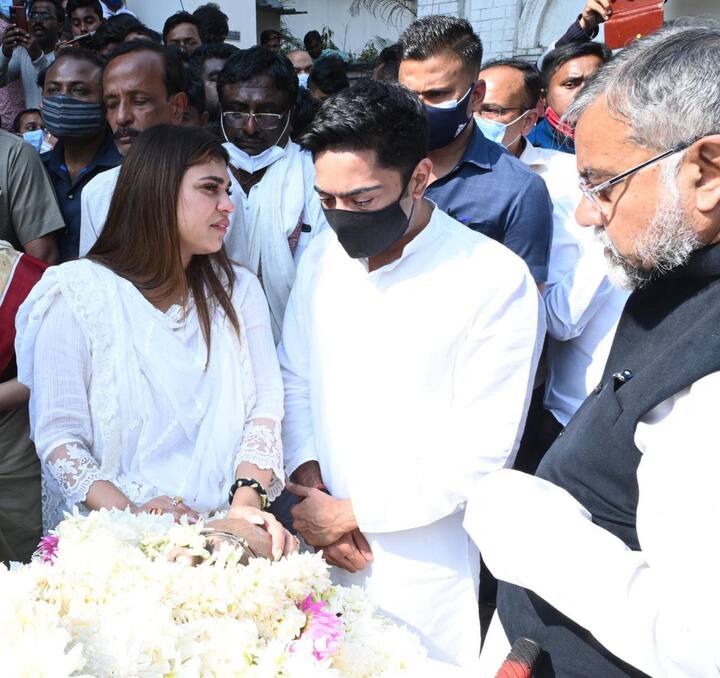 উত্তর কলকাতার ২টি কেন্দ্রের ৯ বারের বিধায়ক। সাধন পাণ্ডের মৃত্যুতে রাজনীতিতে শোকের ছায়া। ৯ বারের বিধায়ক। বিরোধীরাও অনেকে স্বীকার করেন, সাধারণ মানুষকে ক্রেতা সুরক্ষা দফতর চেনানোর অসাধ্যসাধন করেছিলেন সাধন পাণ্ডে।