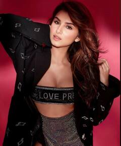 દરેક લૂકમાં ખૂબ જ હોટ લાગે છે તારા સુતરિયા, સિઝલિંગ ફોટોશૂટની જુઓ તસવીરો