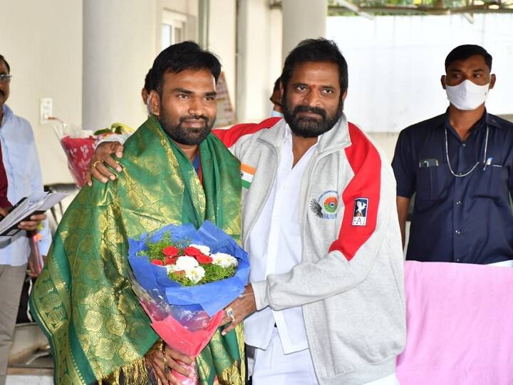 Minister Srinivas Goud Congratulated Sukumar Das Who represent India 11th FAI World Paramotor Championships 2022 Sukumar Das: అంతర్జాతీయ పోటీలకు సుకుమార్ దాస్‌, పతకాలు తేవాలన్న మంత్రి శ్రీనివాస్ గౌడ్