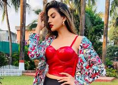 रेड ड्रेस में अक्षरा सिंह का ये किलर लुक देख बढ़ जाएंगी आपके भी दिलों की धड़कनें