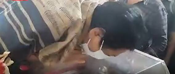 Mekapati Goutham Reddy Mother Emotional: పార్థివదేహాన్ని ముద్దాడి.....కంటతడి పెట్టించిన తల్లి ఆవేదన