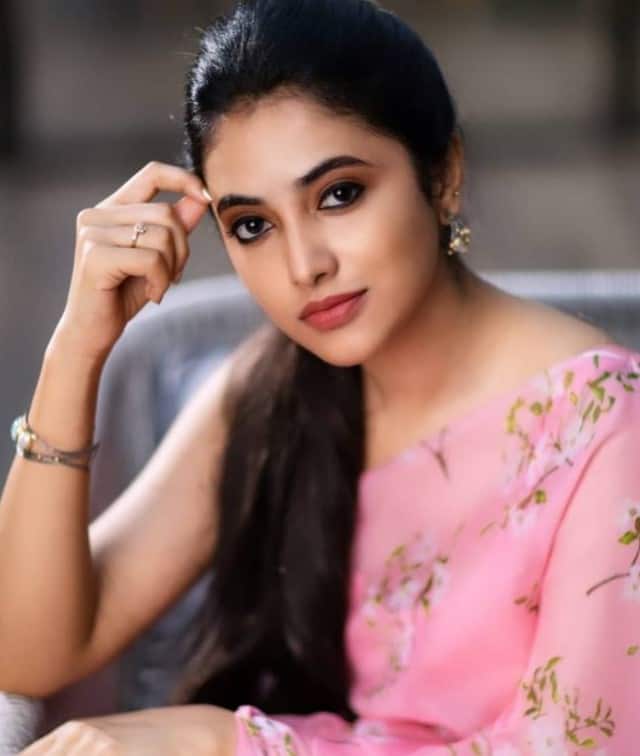 மெழுகு டால்லு நீ அழகு ஸ்கூல்லு நீ எனக்கு ஏத்தவ நீதான்டி